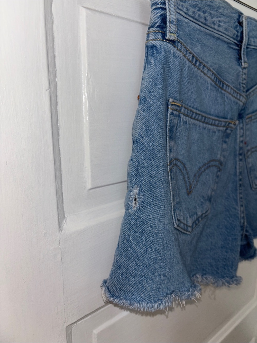 LEVI’S RIBCAGE HIGH RISE DENIM SHORTS - Picture 5 of 10